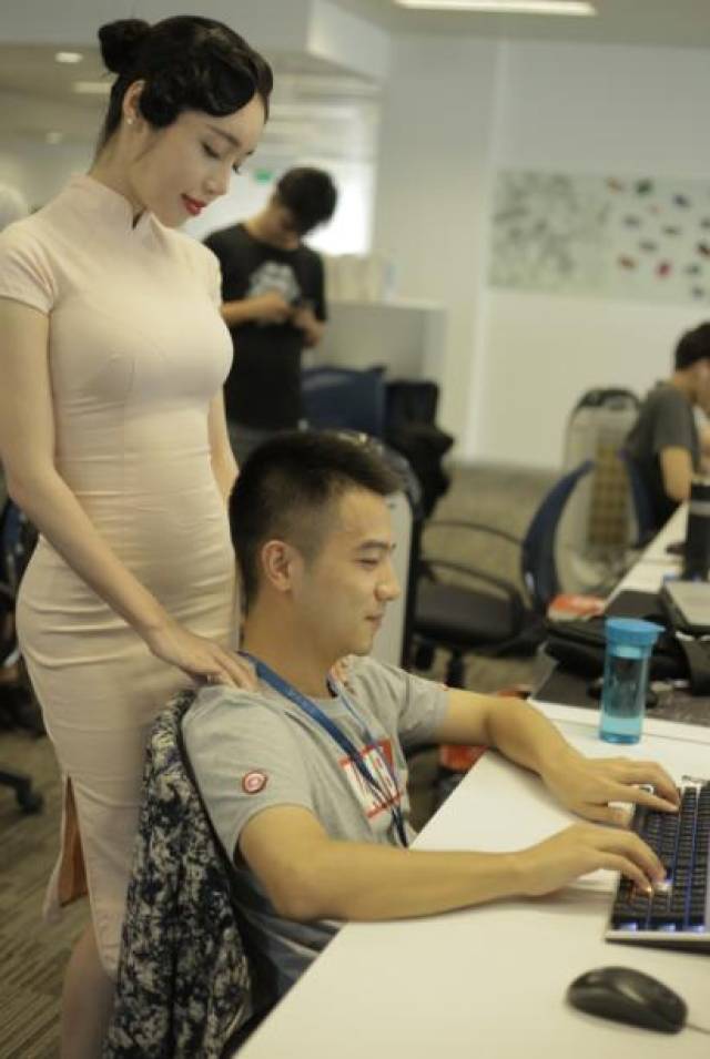 还记得去年巨火的越南妞elly吗?