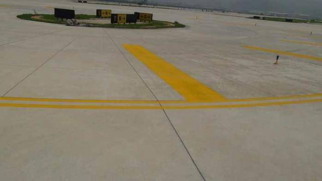 滑行道道肩标志