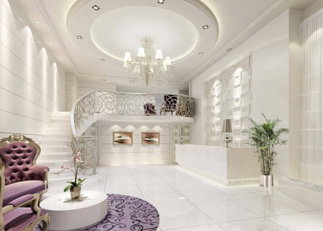 浅木本色的美容院天花板造型,是为了配合地面的强化木地板拼花设计,并