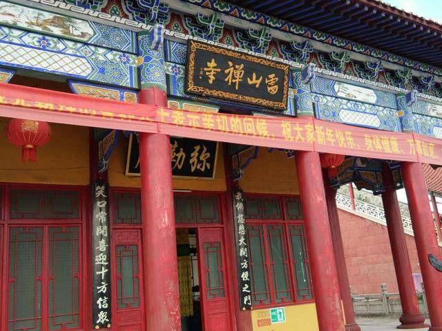 下联:莲池净垢一轮明月印中天 上联:放眼观玄黄色相 下联:登台听宇宙