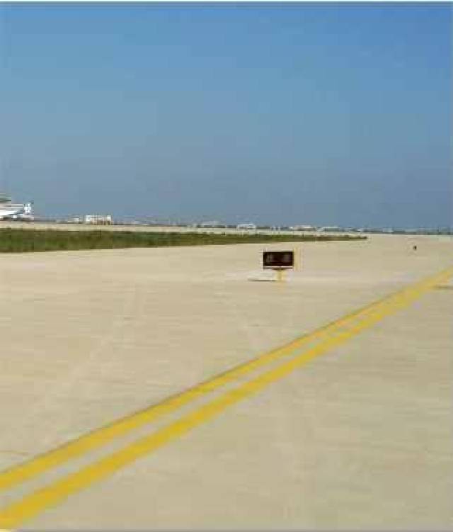 滑行道边线标志