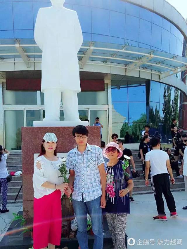 小凤梅参加越调大师申凤梅逝世22周年祭拜恩