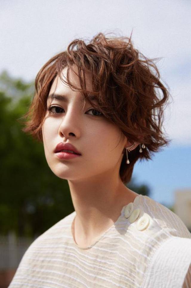 张艺上张艺上短发红唇眼神迷离张艺上高腰长裤小露蛮腰张艺上简约白