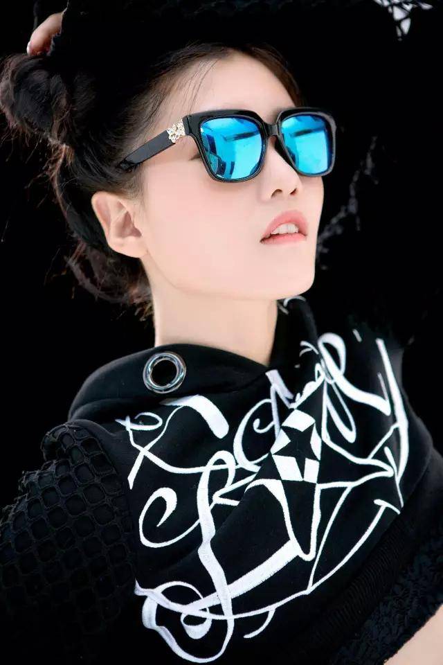 橙娱乐李佳蔚应邀为《眼镜》担任模特,酷帅撩人