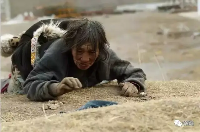 俯伏在地什么意思,俯伏是什么动作,丘陵俯伏是什么意思_大山谷图库