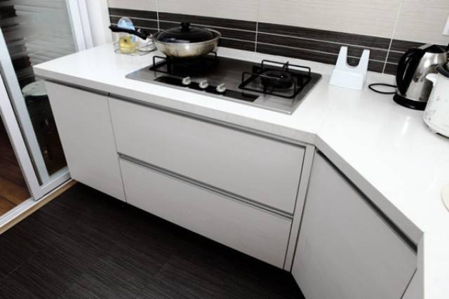 切角柜是由于厨房中的特殊房型(如避让管道)而充分利用空间,将原系哪