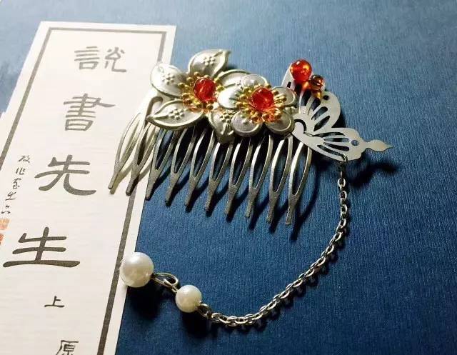 白居易《琵琶行》中"钿头银篦击节碎"一句凸显出琵琶女从前"土豪"的一
