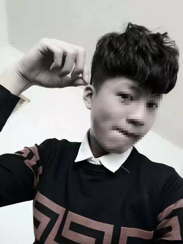 (图为杨军提供的自拍照,我们打了适当马赛克)