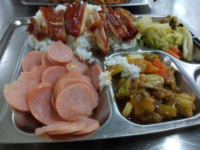 毕业前带他们来吃我们学校的食堂吧.