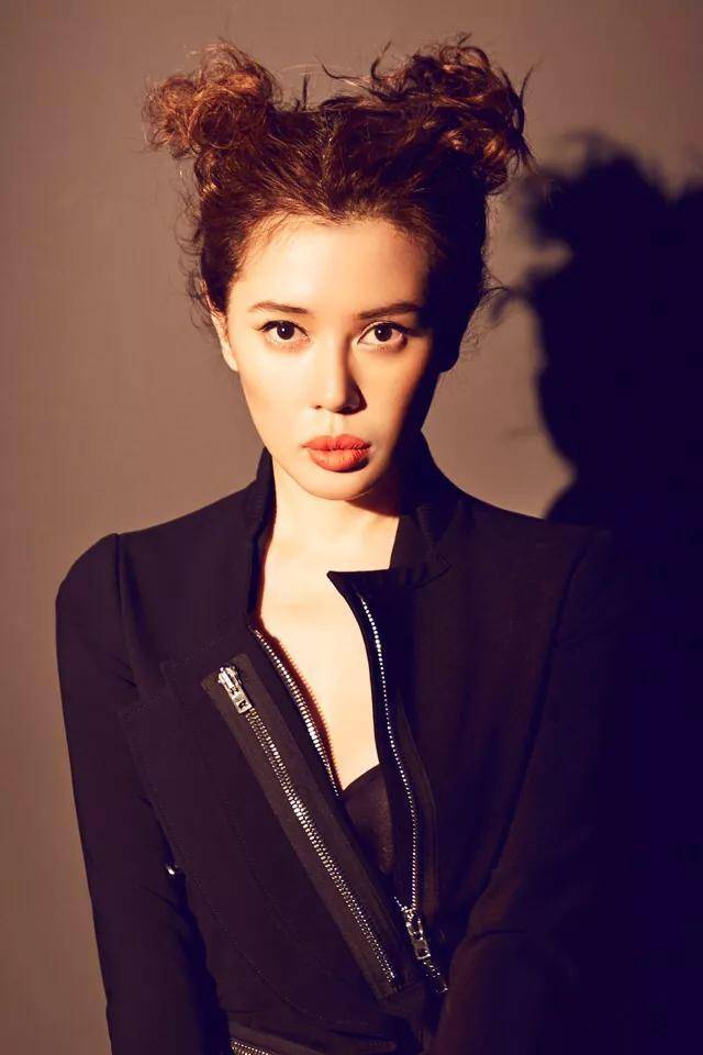 余男微博晒新发型网友的目光却放在她的嘴唇上