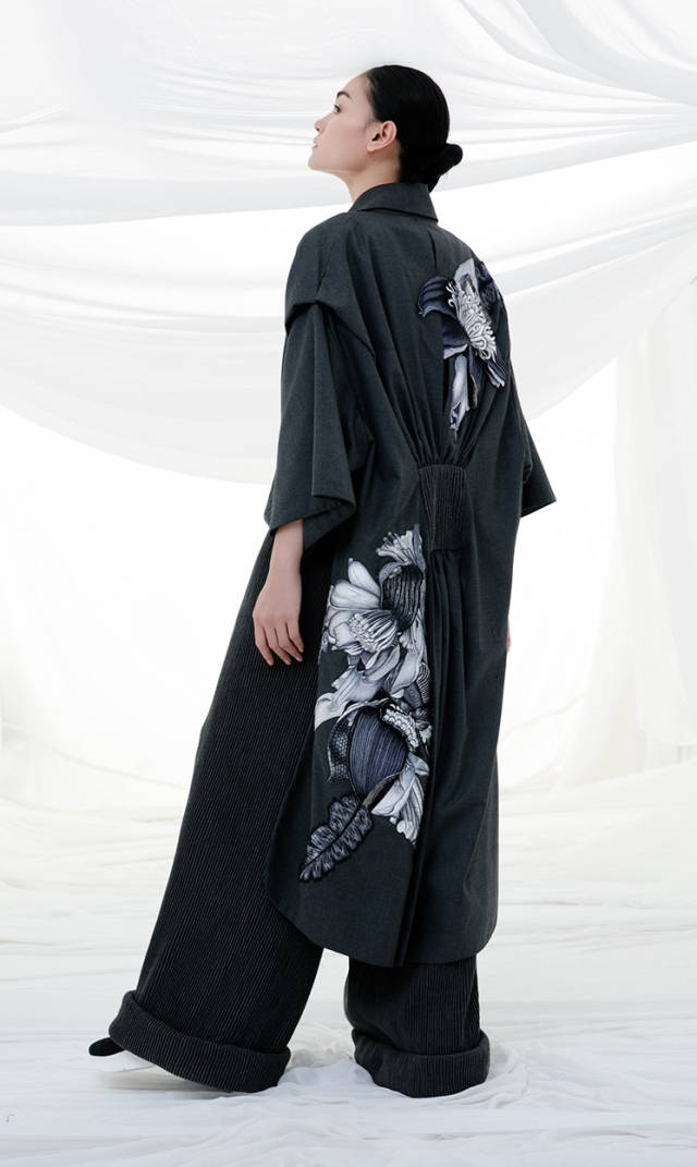 把插花艺术运用在服装的设计中,通过服装的层次感,数码印花及立体花卉