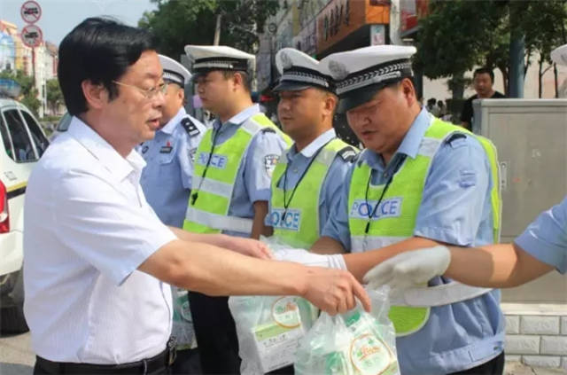 7月31日上午,南召县委常委,政法委书记吴廷凯,县公安局局长梁其武等