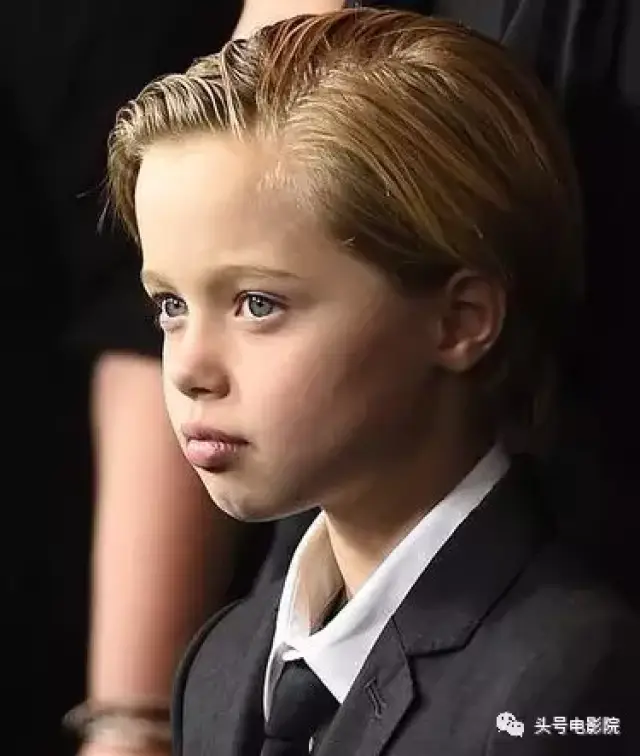 当时,年满8岁的希洛身穿深灰色西装,系黑色领带,将金色短发梳成大背头