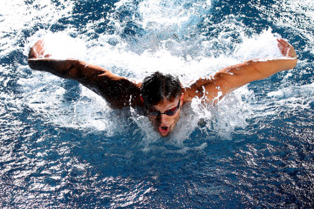 游泳帅气的男运动员图片
