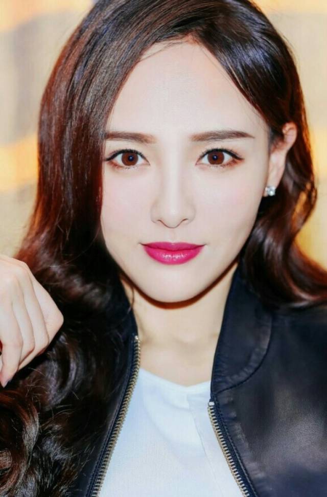 女星,现在功成名就收获爱情幸福都挂在脸上,唐嫣的气质一直很好很大气