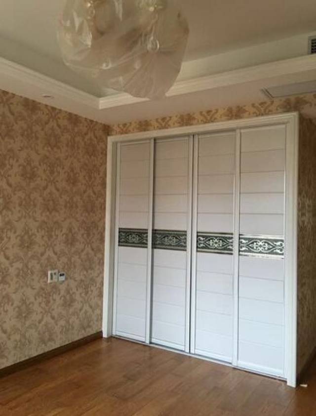 客厅就差吊顶也贴瓷砖了,硬装就花了近10万