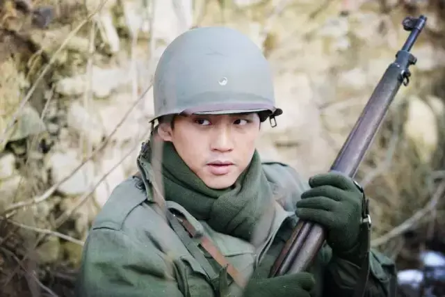 军装造型大阅览:90位国内演员严阵以待等你检阅!