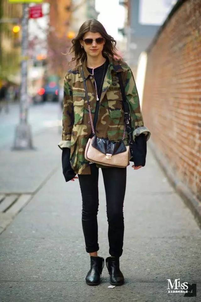 如果觉得单一的迷彩太单调,可以和裙子一起搭配,秒变帅气的少女