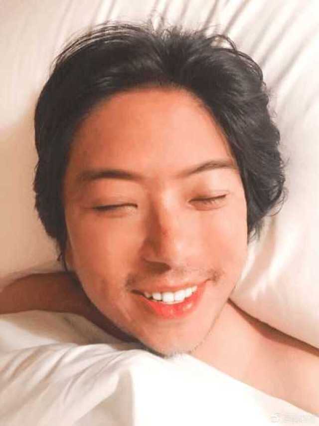 高晓松吐舌头自拍, 引发众多段子手恶搞!