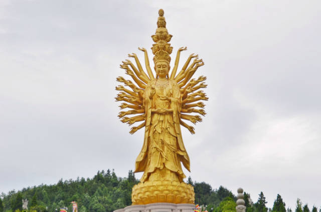 泡温泉品美食到通程,千手观音赐福往密印寺