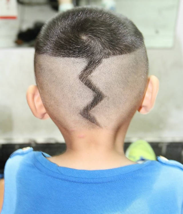 发型师即兴创作的儿童雕刻发型,帅气的不是一点点!
