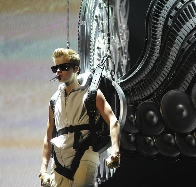 justin bieber)近期在洛杉矶staples center的演唱会戴着黑色翅膀上台