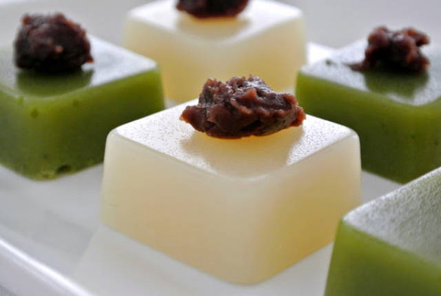 蒸羊羹是用红豆馅加面粉混合后蒸煮而成,里面的内馅常常会放栗子.