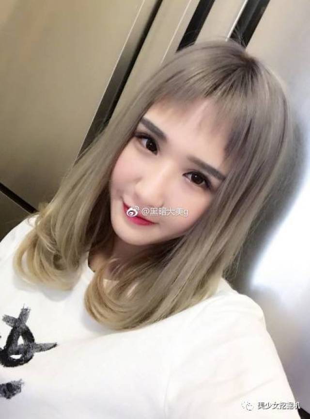 黑暗大美本名马僖嘉,99年,虽然年纪小,影响力却很大.