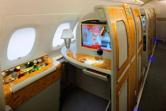 emirates a380客机的头等舱备有私人套房,旁边有自动开关的门,乘客可