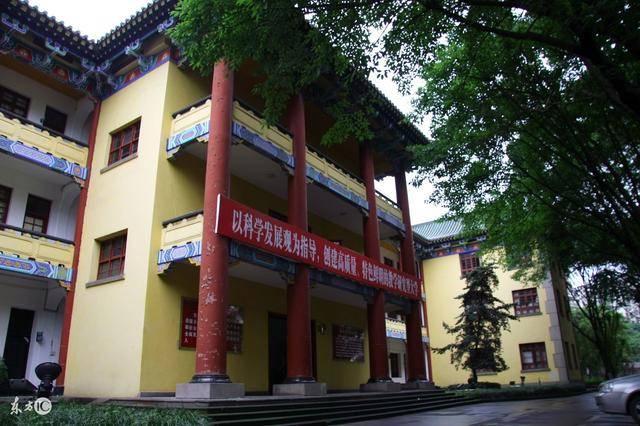 1959年迁址江西抚州,更名抚州地质专科学校(本科).