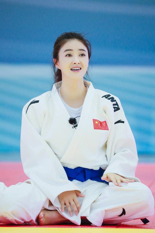 蒋欣裤子反着穿,唐艺昕撂倒吴秀波,这是怎么了?