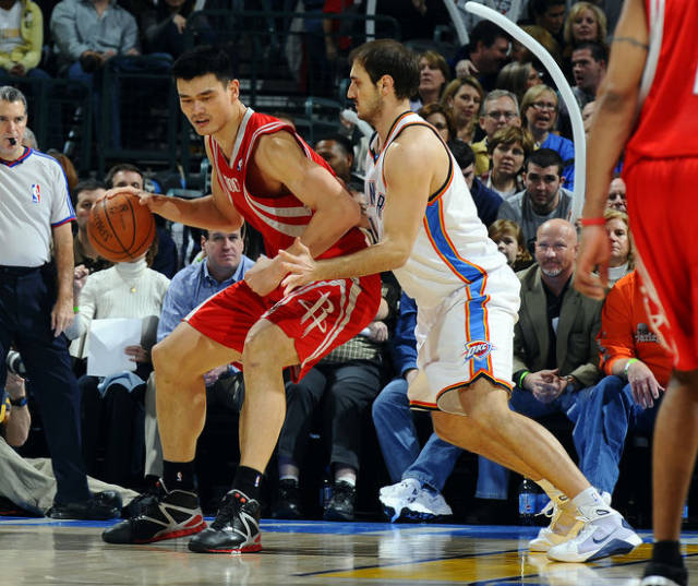 篮球有很多的打法和技巧,背身单打就是其中风靡的篮球打法.