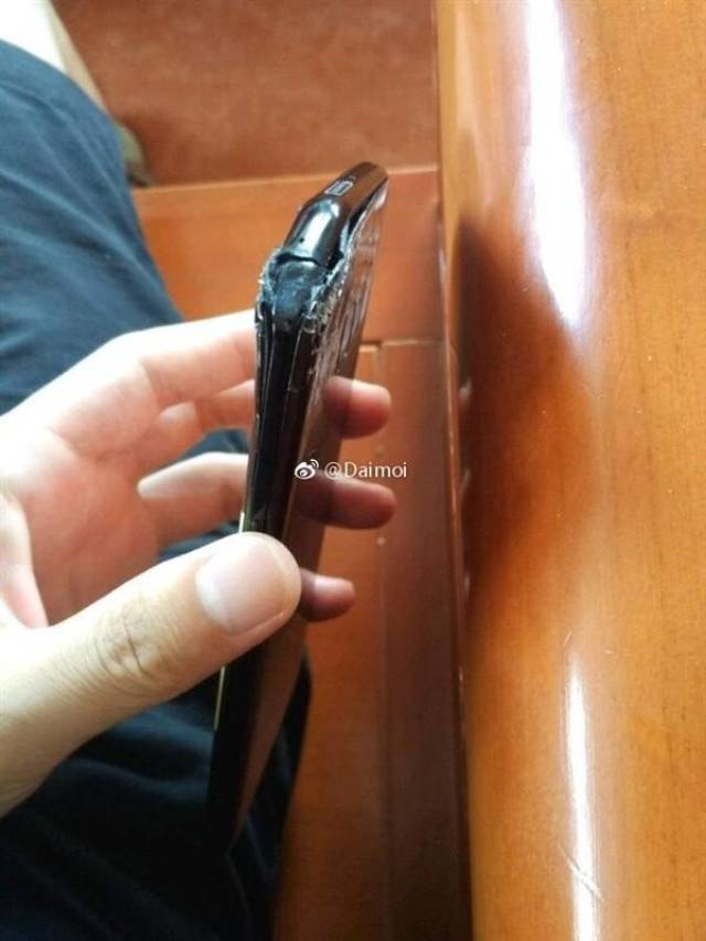 饱受摧残的三星S8稀巴烂,弯曲、漏液、烧焦还