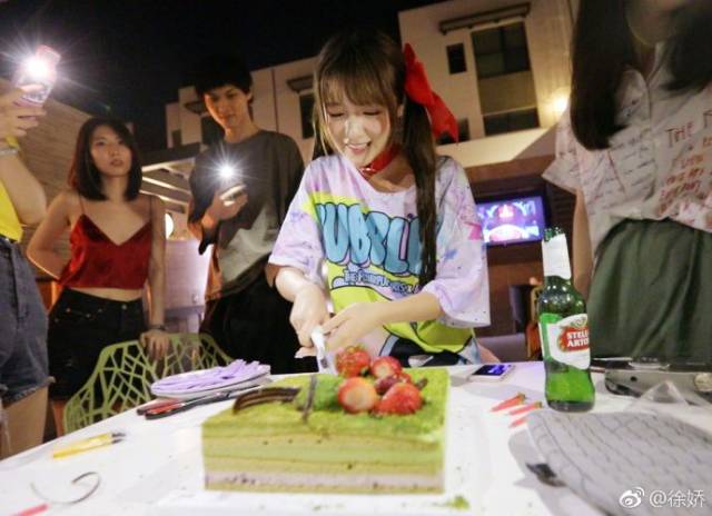 最近,徐娇20岁了,过生日的时候也是和一大帮朋友一起,就像个精灵一样.