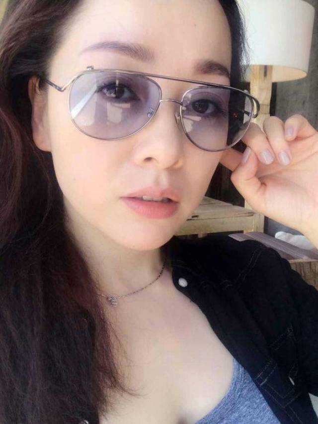 请点击此处输入图片描述而看宋妍的近照,依然还是那么美,身材颜值依然