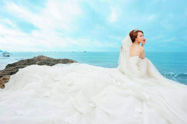 梦见女朋友穿红色婚纱，预示爱情新篇章的梦境解析