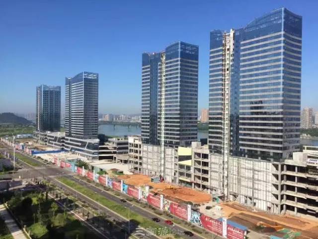 漂亮大气的南充明宇广场外墙装修即将完工