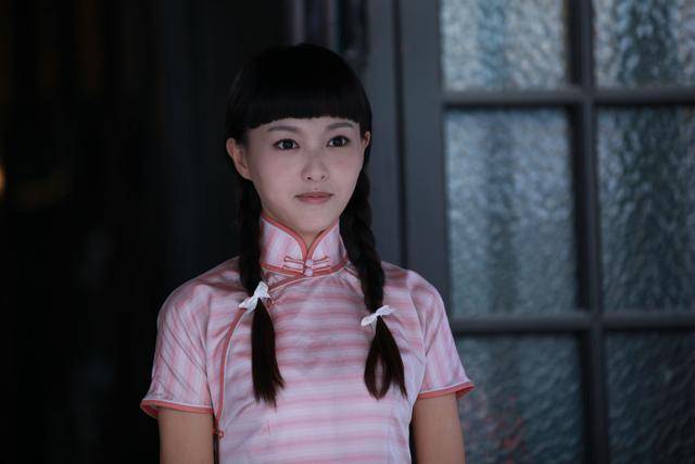 唐嫣 唐嫣穿着这一身分色条纹的旗袍,看起来有那种很少女的娇俏感.