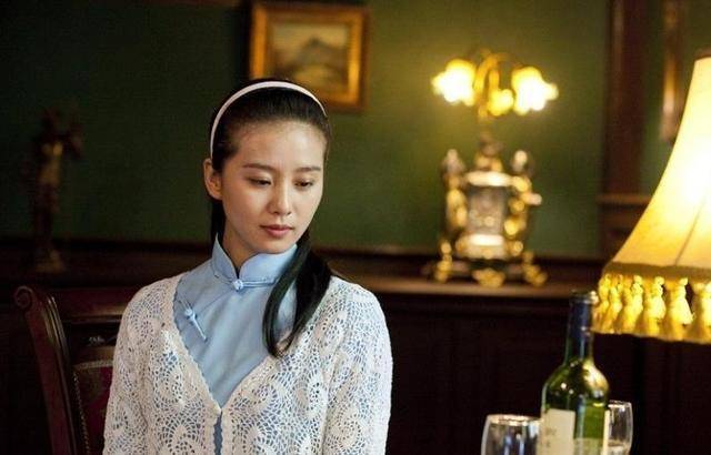 在穿上民国装之后,外面再披上一件针织外套,头上戴一个发箍,看起来很