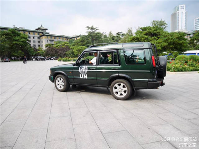 小改款后的发现2车头与揽胜有几分相似,他的大灯也为发现3奠定了基础.