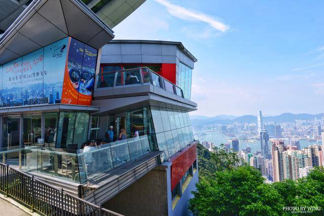 凌霄阁位于香港岛太平山与歌赋山之间的炉峰峡上,是山顶缆车的终点站