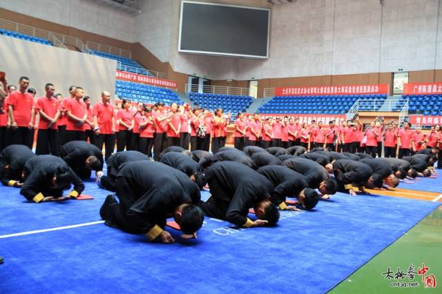 弟子向师父行跪拜礼 陈照森老师告诫弟子要努力学习,认真钻研,持之以