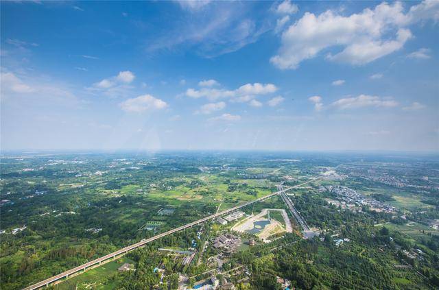 在直升飞机上拍都江堰 ,看成都平原的大好河山