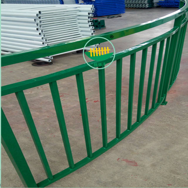 护栏姐学校来厂家加工定制弧形的锌钢阳台护栏