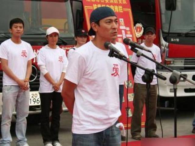 刘德华演唱会13万观众,为筹集善款两次下跪!感