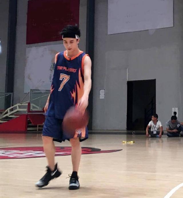 看薛之谦健身一天之内增八块腹肌