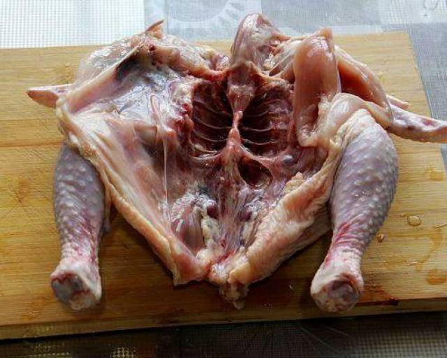 三黄鸡杀死后处理好内脏,用水冲洗干净