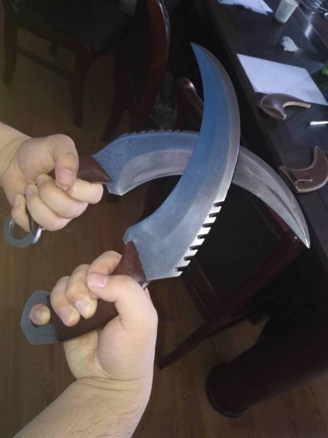 吴京给你演示用爪刀的正确姿势