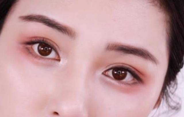 低调上扬眼线 上扬眼线在眼尾部分,眼线略略带过,低调中又充满着妩媚