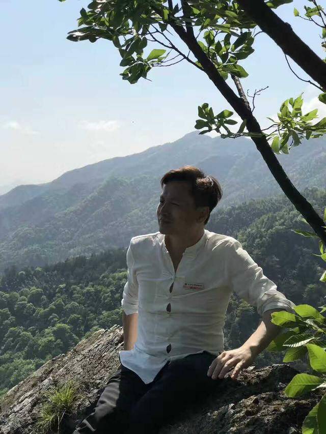 大山中走出来的教书先生:他用双手回报了家乡